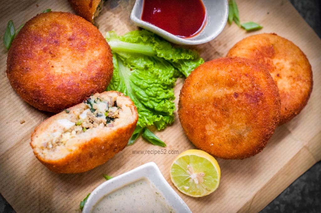 A close of of aloo keema tikki to show mince stuffing.