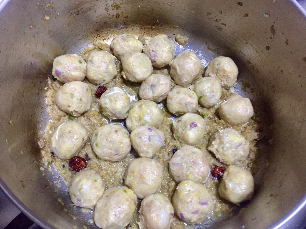 add kofta in pakistani kofta curry