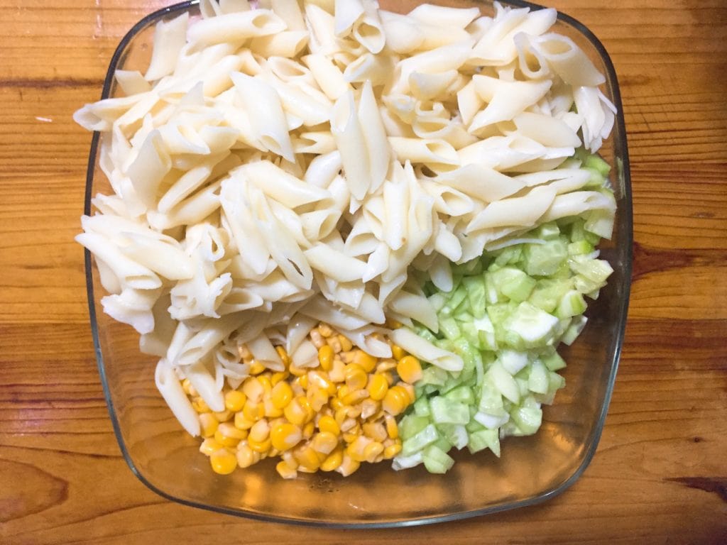 Put corn pasta in a bowl.