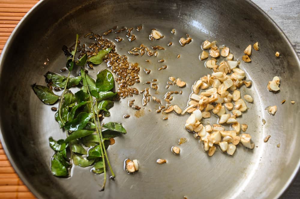 Prepare tempering for brown lentils.
