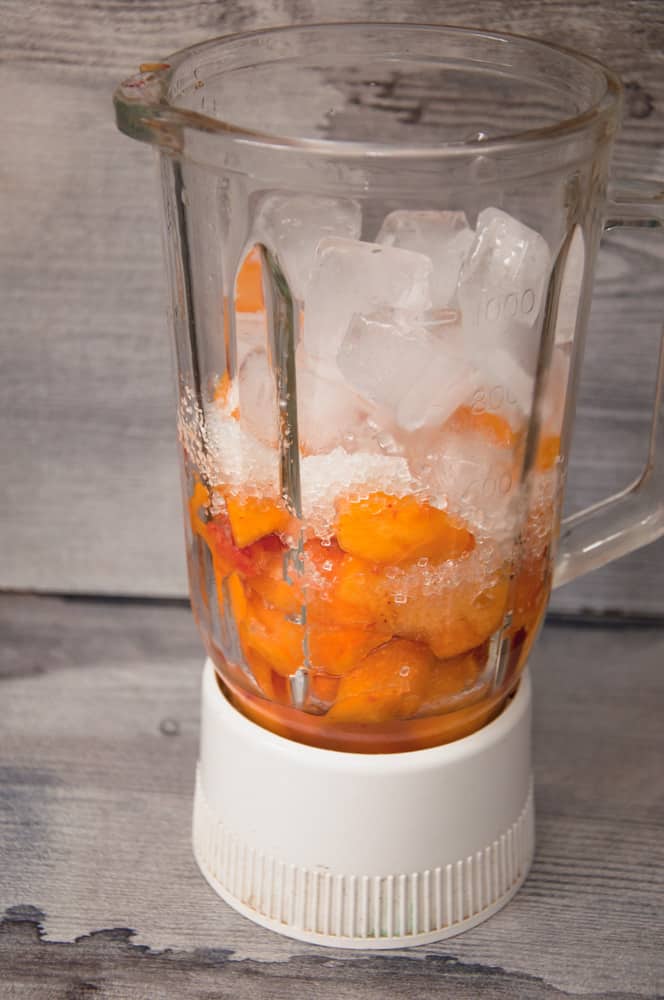 Peach chunks and all ingredients of juice are placed in the jar blender.