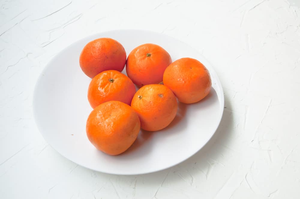 Oranges in a plate.