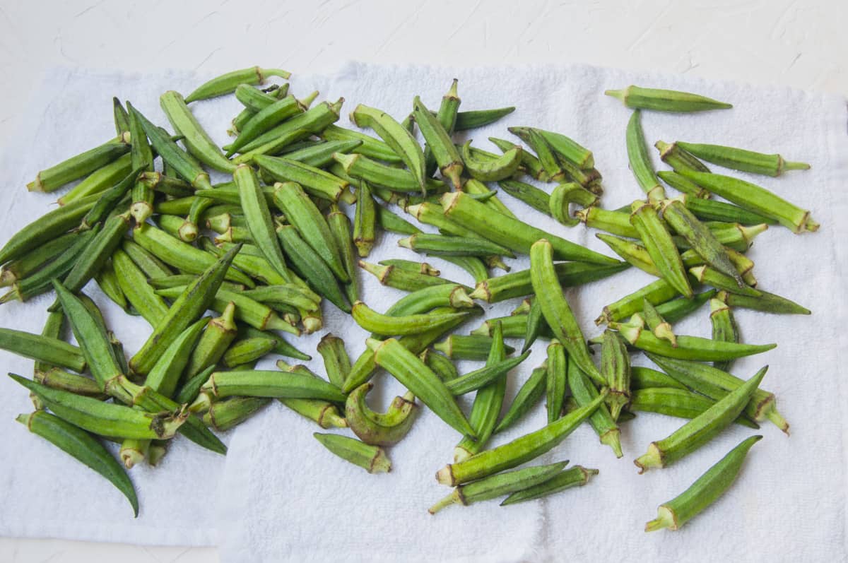 Dry okra on the towel.