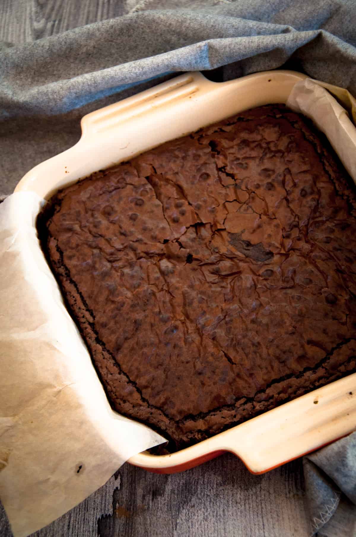 Feshly baked oil brownie in the pan.