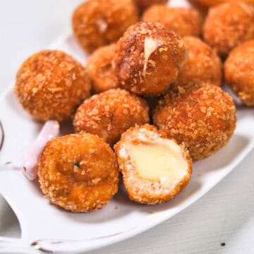 Cheesy nuggets served in a platter.